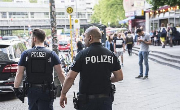 Меркель позволила мигрантам расправляться с чиновниками и полицейскими, запугав их до ужаса - «Мир»
