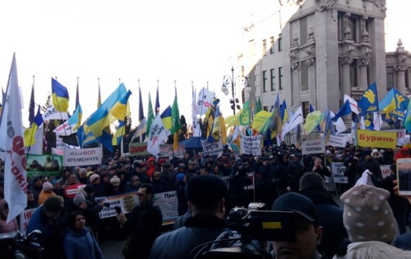 На Банковую привезли автозаки, охрана усилена - «Украина»