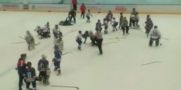 На видео сняли массовую драку 11-летних хоккеистов на турнире в Тольятти