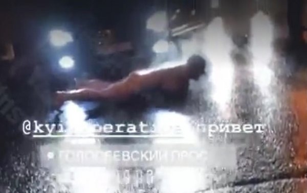 В Киеве голый мужчина лег на дорогу и звал Андрюху - «Украина»