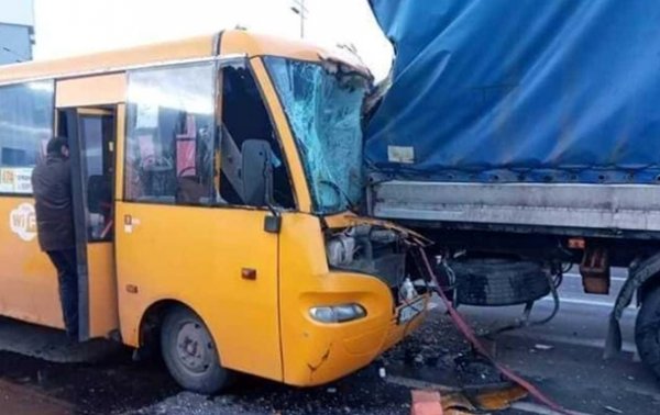 В Киеве маршрутка с пассажирами на скорости врезалась в грузовик - «Украина»