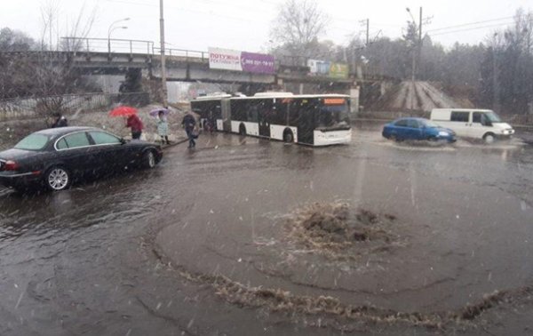 В Киеве затопило дорогу возле метро Сырец - «Украина»