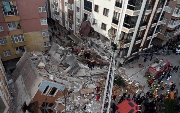 В Стамбуле рухнул многоэтажный дом - (видео)