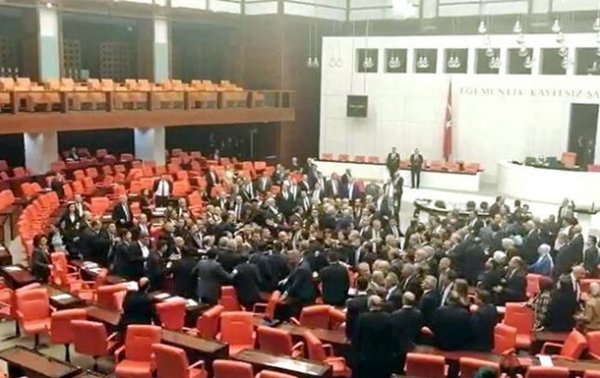 Массовая драка произошла в парламенте Турции - (видео)