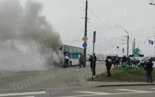 На проспекте Победы в Киеве горит рейсовый автобус - «Украина»