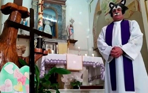 Священник во время онлайн-службы включил фильтры - (видео)