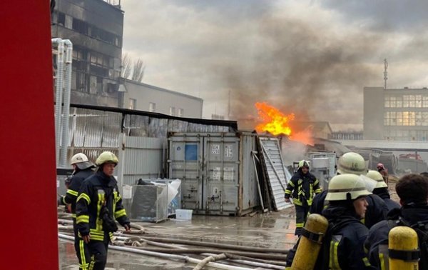 В Киеве произошел пожар на химзаводе Укроргсинтез - (видео)