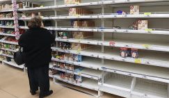 В США начнут раздавать деньги населению, а в России — забирать - «Мир»