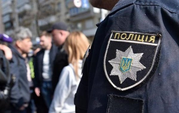 В Киеве патрульные спасли девушку от суицида на мосту - «Украина»