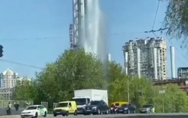 В Киеве прорвало трубу, фонтан достиг 30 метров - «Украина»