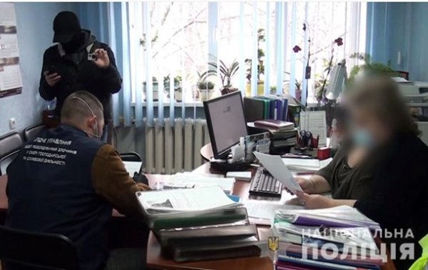 В Киеве работницы миграционной службы выдавали паспорта "мертвых душ" - «Украина»