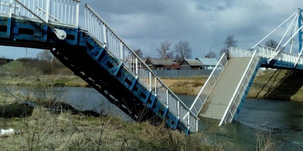 В Ярославской области обрушился пешеходный мост, построенный пять лет назад