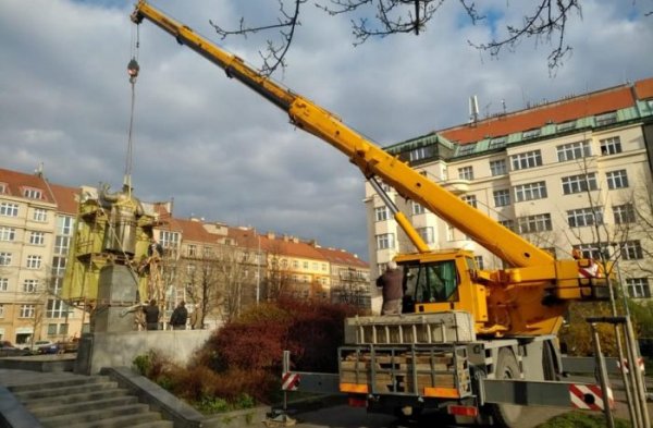 Власти Праги снесли памятник советскому маршалу-освободителю Коневу - «Новороссия»