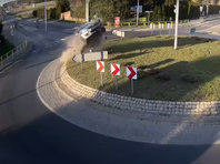 Польский лихач на Suzuki Swift в буквальном смысле пролетел перекресток (ВИДЕО) - «Автоновости»