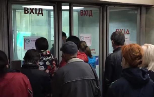 На второй день работы в метро Киева стало больше людей - «Украина»