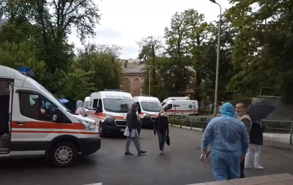 Возле Александровской больницы скопились "скорые" - «Украина»