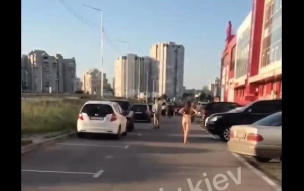 По улице в Киеве гуляла голая женщина - (видео)