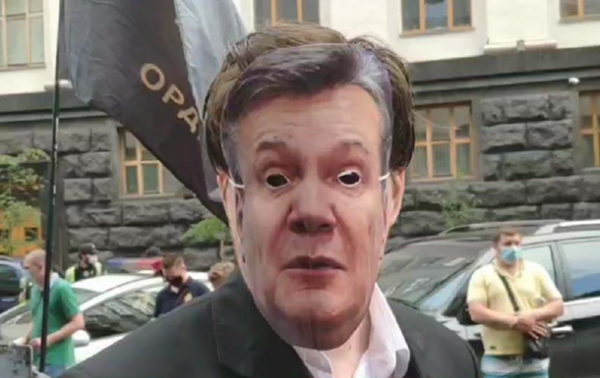 Под ВР прошла акция протеста с "Януковичем" - (видео)