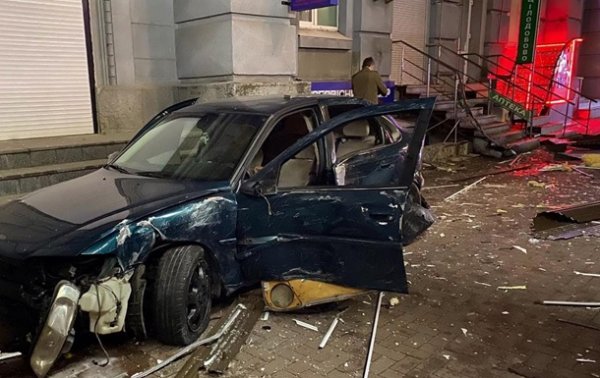 В Киеве автомобиль на скорости протаранил киоски - «Украина»
