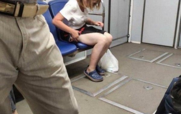 В метро Киева женщина сняла трусы - «Украина»