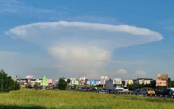 В небе над Киевом заметили облако в форме гриба - «Украина»