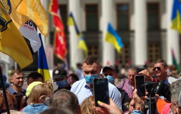 Кличко в толпе заявил, что соблюдает социальную дистанцию - «Украина»