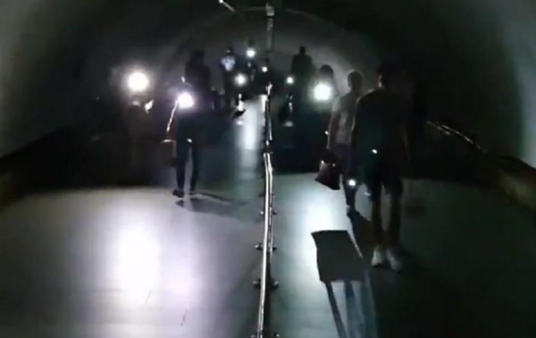 Опубликовано видео из метро Киева во время отключения света - «Украина»
