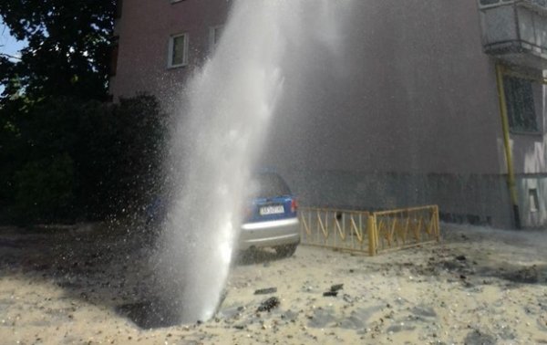В Киеве авария на магистральном водопроводе, фонтан бьет до девятого этажа - «Украина»