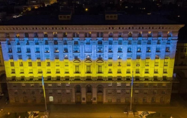 Здание КГГА подсветили сине-желтым цветом - «Украина»