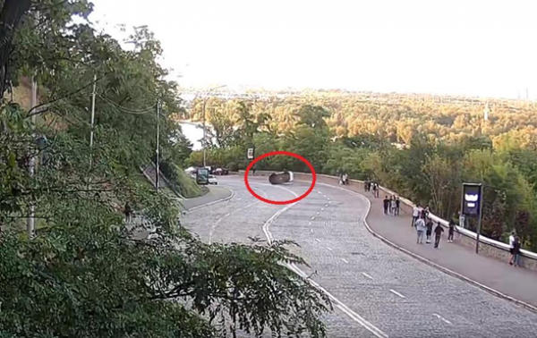 На видео попало опрокидывание авто в центре Киева - «Украина»