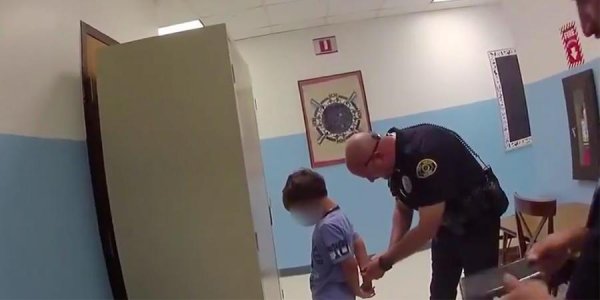 На видео сняли попытку полиции США надеть наручники на 8-летнего школьника