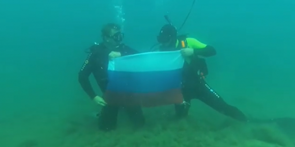 Российский триколор развернули на дне Черного моря