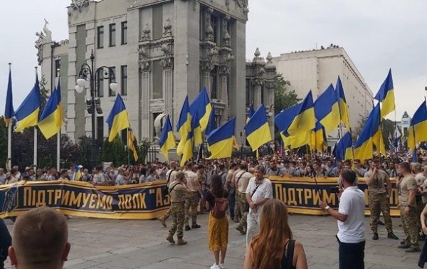 Участники марша прорвались под Офис президента - «Украина»