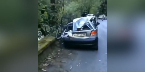 В Абхазии машину российских туристов раздавил огромный камень