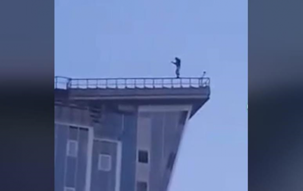 В Киеве парень гулял по перилам крыши многоэтажки - «Украина»