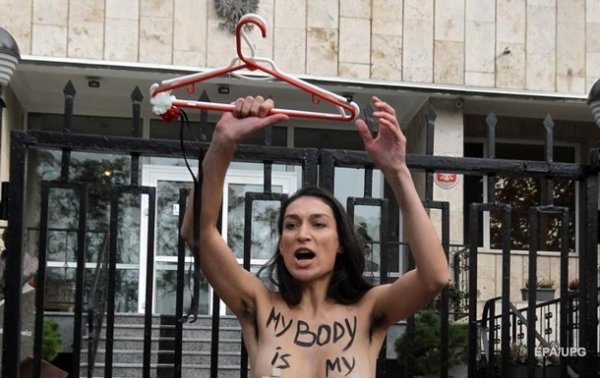 В Киеве Femen разделась под посольством Польши - «Украина»