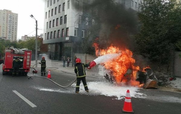 В Киеве опрокинулся и загорелся автомобиль - «Украина»