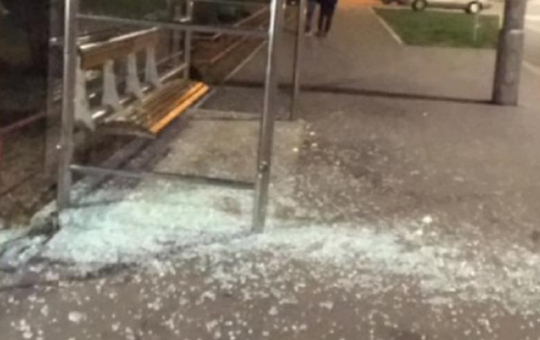В Киеве велосипедист разбил стеклянную остановку - «Украина»
