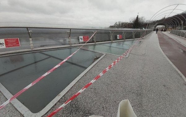 На мосту Кличко в Киеве снова треснуло стекло - «Украина»