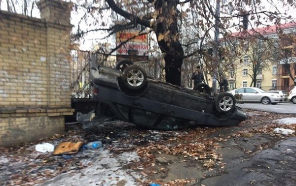 Пешеходы перевернули припаркованное на тротуаре авто - «Украина»