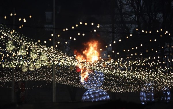 В Киеве во время открытия главной елки загорелась гирлянда - «Украина»