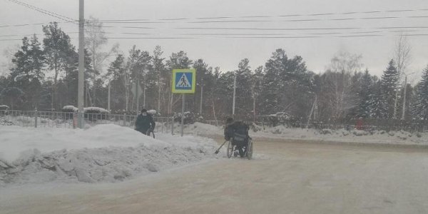 Инвалидам-колясочникам пришлось самостоятельно чистить дороги от снега