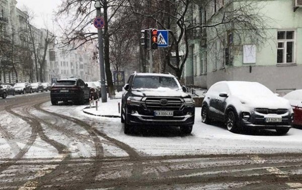 Арахамия припарковался у ОП на пешеходном переходе - СМИ - «Украина»