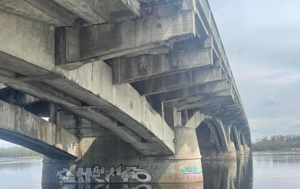 На фото показали состояние киевского моста Метро - «Украина»