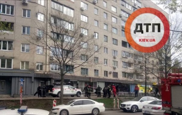 В Киеве мужчина прыгнул с 8 этажа и разбился о крышу магазина - «Украина»
