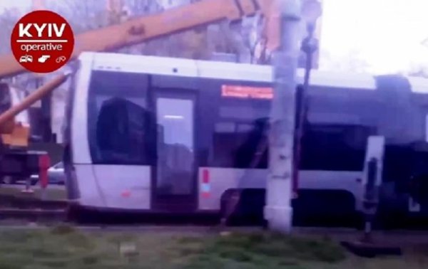 В Киеве сошел с рельсов новый скоростной трамвай - (видео)