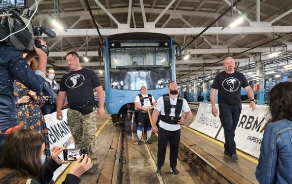 В метро Киева установлен рекорд Украины по перетягиванию поезда - «Украина»