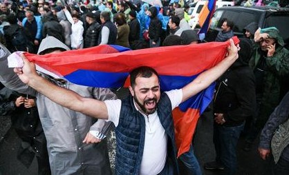Недовольные сдачей территорий армяне идут свергать Пашиняна, остальная Армения запаслась попкорном - «Политика»