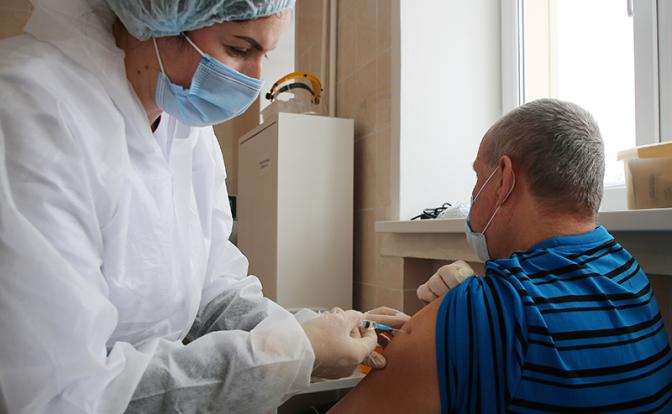 «ВОЗ рекомендует»: Госдума взялась перекраивать календарь прививок для стариков, кто-то уже прибыль считает - «Здоровье»