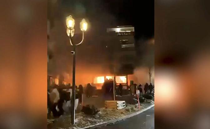 Европа встретила Новый год пожарами и погромами - «Мир»